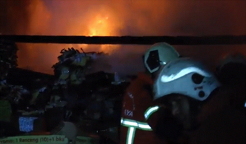 2 Gudang Kayu dan Sembako di Surabaya Ludes Terbakar, Api Sulit Dipadamkan 