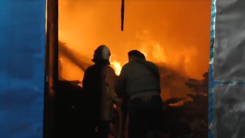 Gudang Kayu di Surabaya Kembali Terbakar Jumat Pagi, 3 Rumah Ikut Hangus 