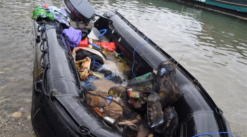 Danrem Binaya Ambon Menyelam Angkut Sampah di Pantai Tapal Kuda