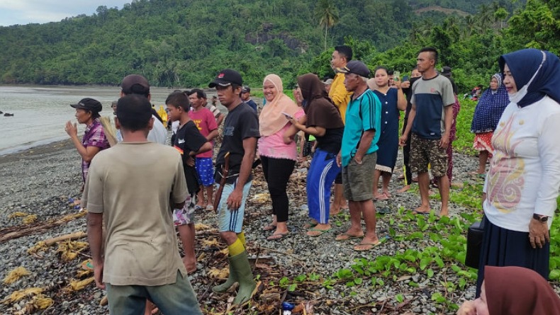 title Pasutri di Gorontalo Utara Hanyut Terbawa Arus Sungai Kasia, 1 Korban Ditemukan Meninggal Pasutri di Gorontalo Utara Hanyut Terbawa Arus Sungai Kasia, 1 Korban Ditemukan Meninggal