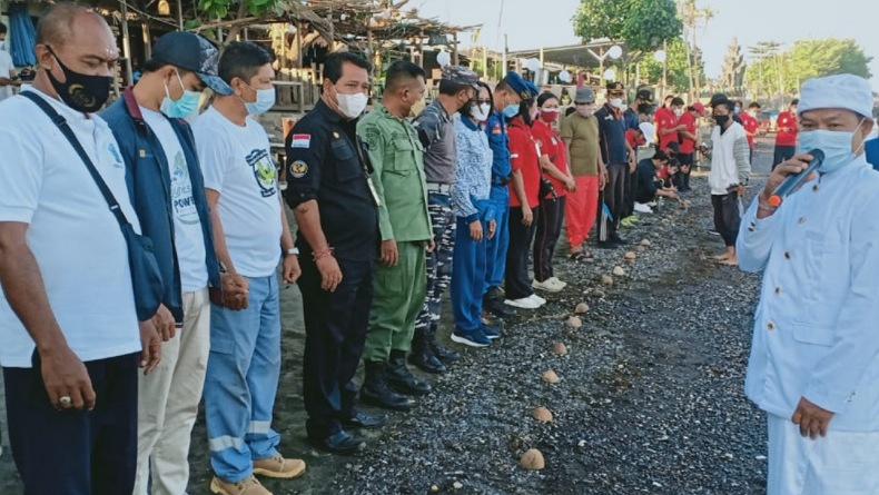 Sambut HUT ke 76 TNI, Lanal Denpasar Lepas Liarkan 100 Tukik di Pantai Penimbangan