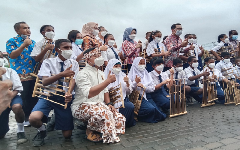 Ridwan Kamil Hibahkan Satu Set Angklung ke Pemkab Sorong