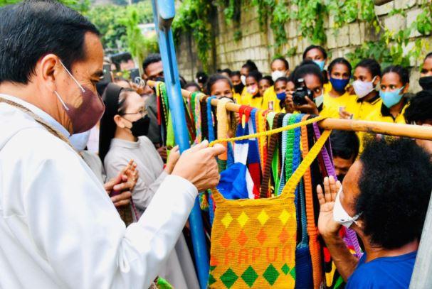 Mama-Mama Penjual Noken Kaget Dagangannya Dibeli Presiden Jokowi