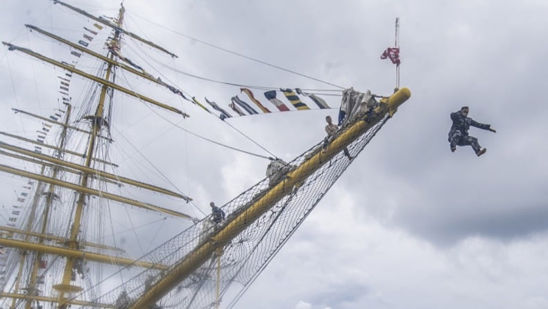 Naik Pangkat, Ini Foto-Foto Perwira TNI AL Terjun ke Laut dari Atas KRI Bima Suci