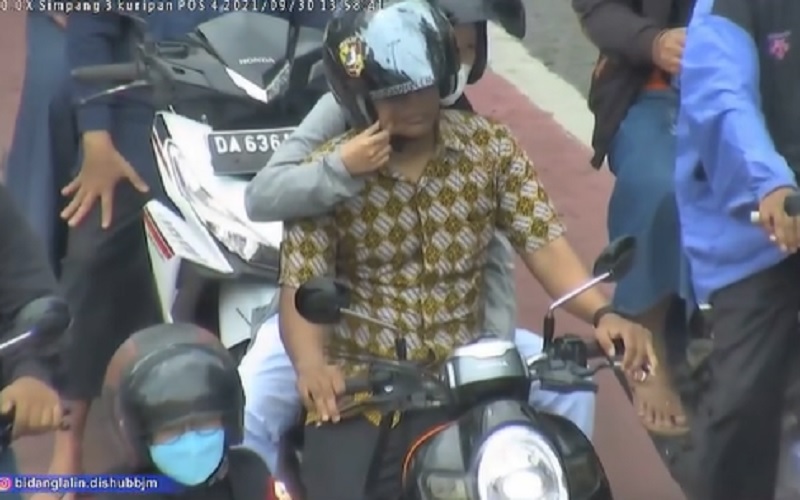 Viral Pengendara Motor Ditegur Tak Pakai Masker, Operator: Bapak yang Sedang Cubit-cubitan