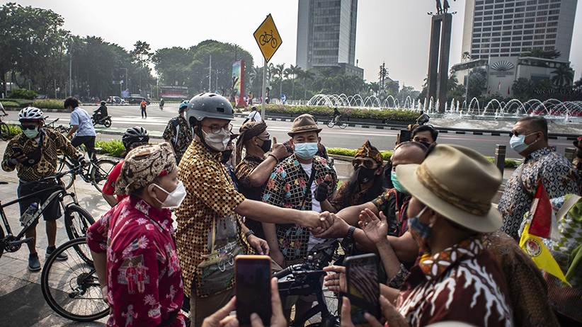 Momen Gubernur Anies Baswedan Pakai Batik Bersepeda di Bundaran HI - Bagian 2