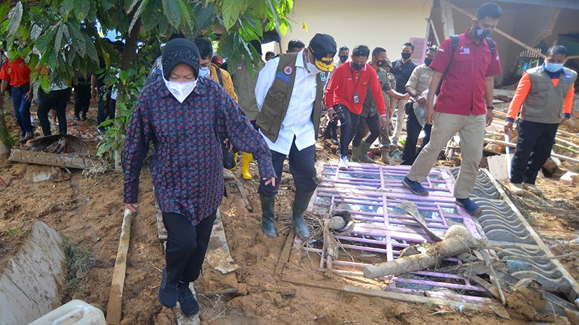 Anak Korban Longsor Padang Pariaman Menangis di Depan Menteri Risma - Bagian 2