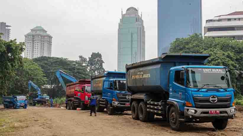 46 Ekskavator Dikerahkan Angkut Lumpur Kali Krukut - Bagian 4