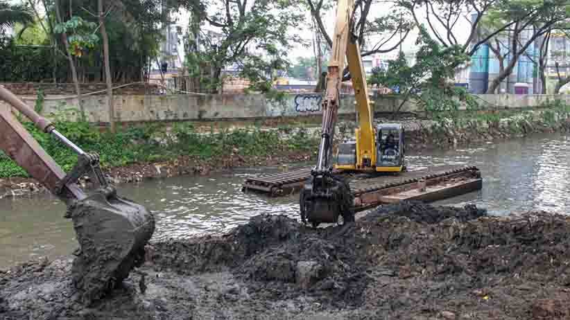 46 Ekskavator Dikerahkan Angkut Lumpur Kali Krukut - Bagian 1