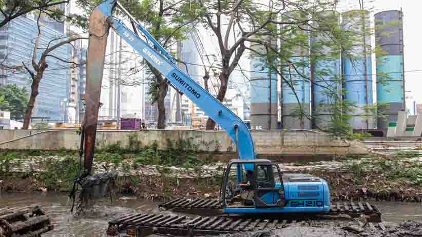 46 Ekskavator Dikerahkan Angkut Lumpur Kali Krukut - Bagian 2