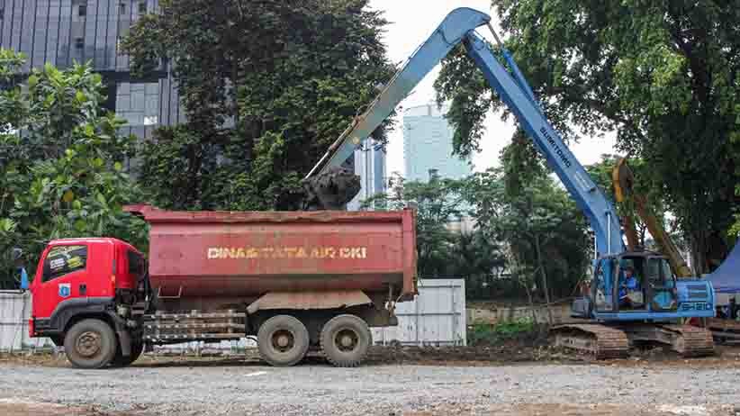 46 Ekskavator Dikerahkan Angkut Lumpur Kali Krukut - Bagian 3