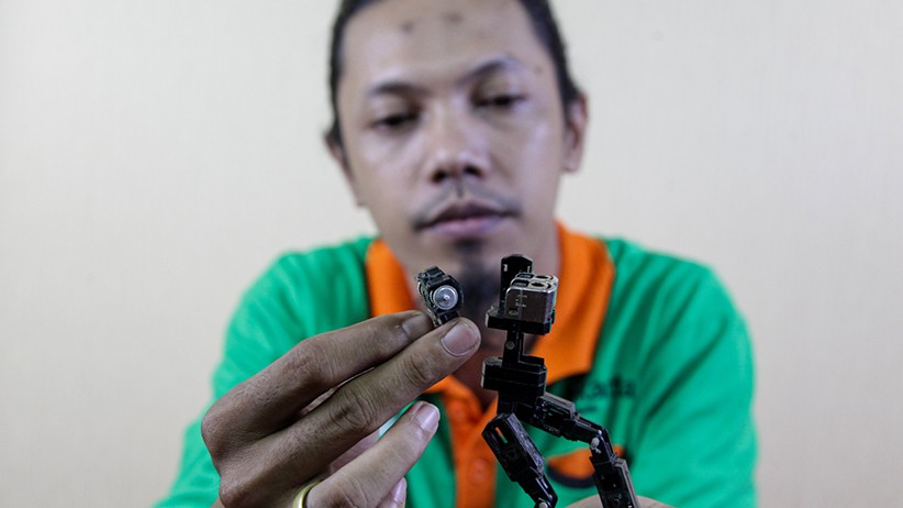 Kreatif, Kak Seto Ubah Limbah Korek Gas Jadi Robot Bernilai Ratusan Ribu Rupiah - Bagian 3