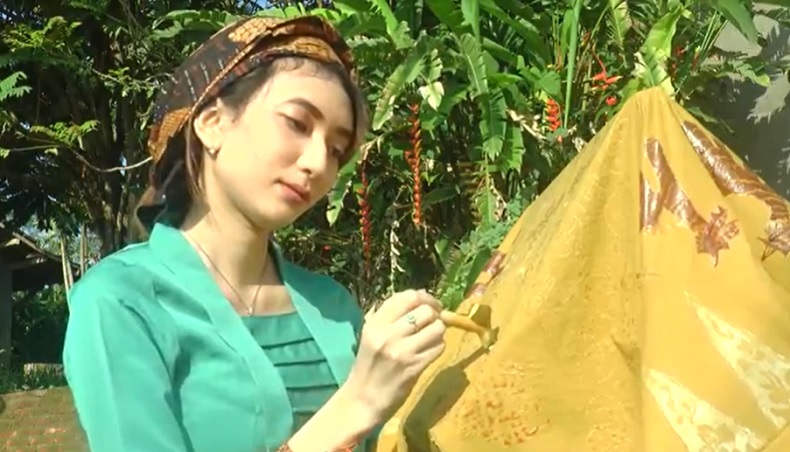 Unik, Gadis-Gadis Cantik Menggelar Fashion Show Batik di Tengah Persawahan