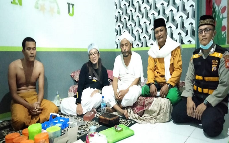 Gegara Sering Tak Pakai Baju, Ustaz Encep Diisukan Jadi Waliyullah di Sukabumi