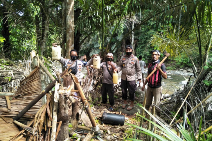 Polisi Bongkar Tempat Distribusi Miras Cap Tikus di Halmahera Utara