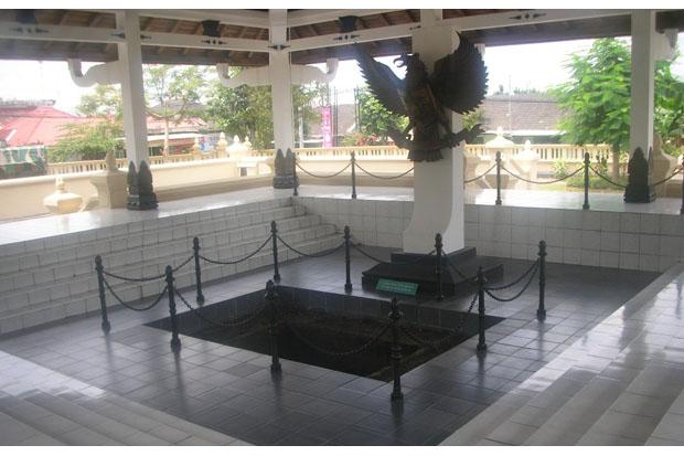  Kejamnya PKI, Letkol Sugiyono Dipukul dan Dilempar Batu Kepalanya hingga Meninggal 