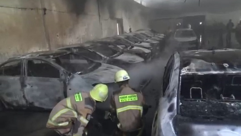 title 31 Mobil Taksi di Cimahi Terbakar Dalam Garasi, Kerugian Ditaksir Miliaran Rupiah 31 Mobil Taksi di Cimahi Terbakar Dalam Garasi, Kerugian Ditaksir Miliaran Rupiah