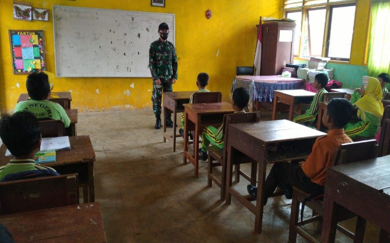 title Prajurit TNI Mengajar Wawasan Kebangsaan di SD Lokasi TMMD Prajurit TNI Mengajar Wawasan Kebangsaan di SD Lokasi TMMD