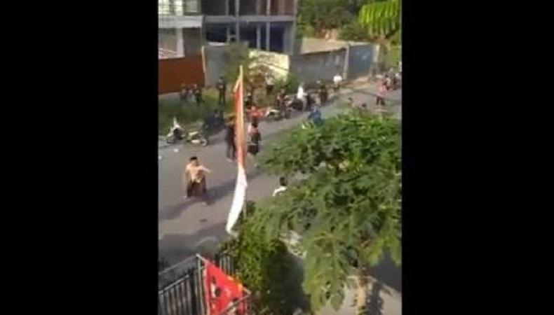 Warga dan Kelompok Mahasiswa Bentrok di Mataram gegara Pencurian Laptop di Kos-Kosan