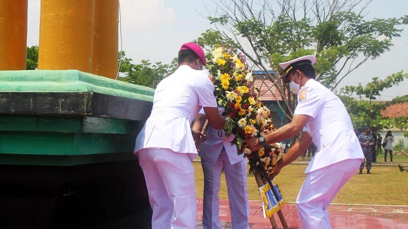 Pangkoarmada II Pimpin Upacara Ziarah di TMP Prawira Reksa Pekalongan - Bagian 2
