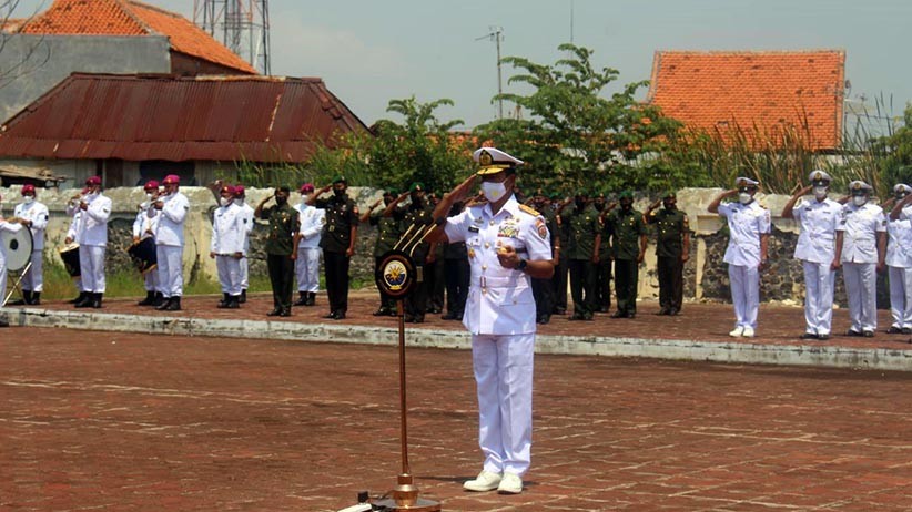 Pangkoarmada II Pimpin Upacara Ziarah di TMP Prawira Reksa Pekalongan - Bagian 3