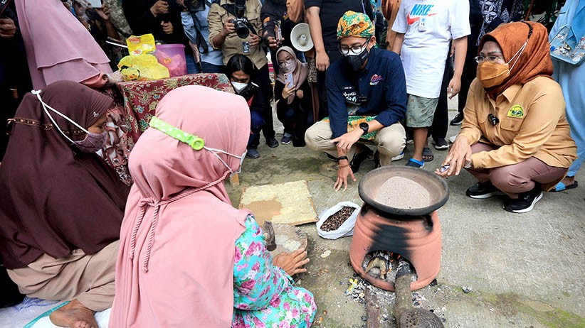 Kunjungi Desa Cikolelet Serang, Sandiaga Uno Berikan Bantuan Modal Pelaku UMKM   - Bagian 1