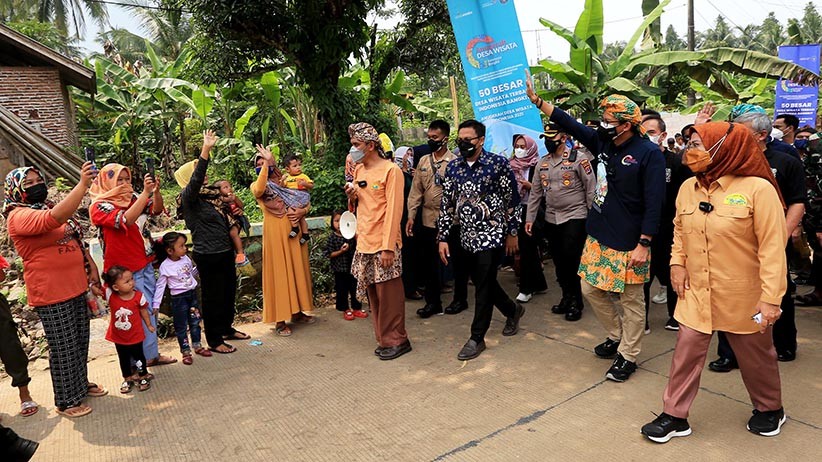 Kunjungi Desa Cikolelet Serang, Sandiaga Uno Berikan Bantuan Modal Pelaku UMKM   - Bagian 4