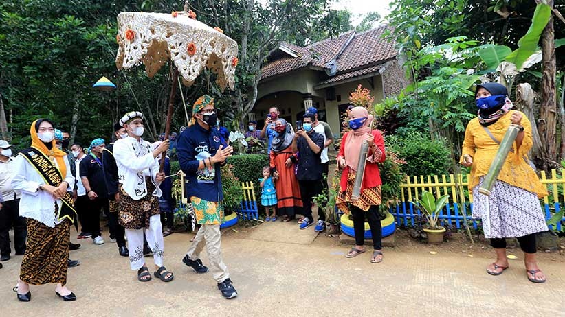 Kunjungi Desa Cikolelet Serang, Sandiaga Uno Berikan Bantuan Modal Pelaku UMKM   - Bagian 3