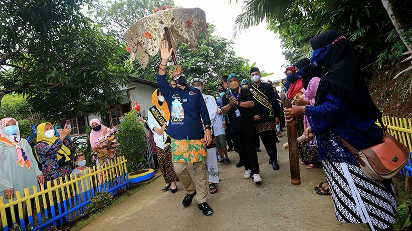 Kunjungi Desa Cikolelet Serang, Sandiaga Uno Berikan Bantuan Modal Pelaku UMKM   - Bagian 2