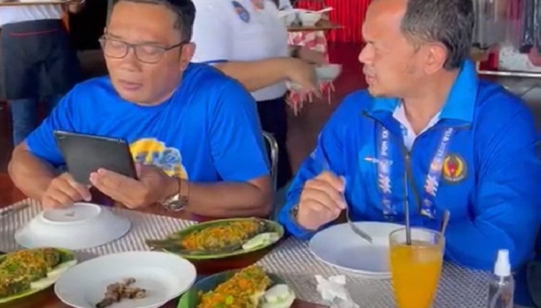 Kocak, Diperintahkan Ridwan Kamil Makan Ulat Sagu, Bima Arya: Pemimpin Harus Beri Contoh 