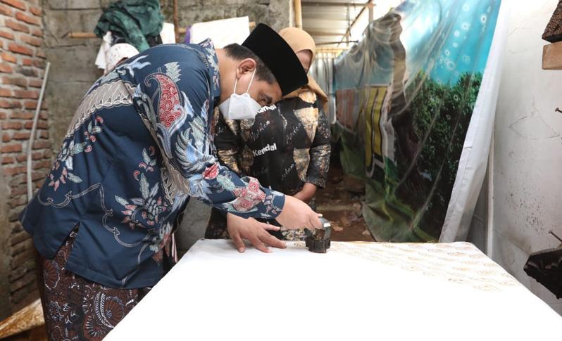 Kepincut Batik Pewarna Lumpur di Kendal, Gus Yasin: Sangat Menarik dan Punya Ciri Khas
