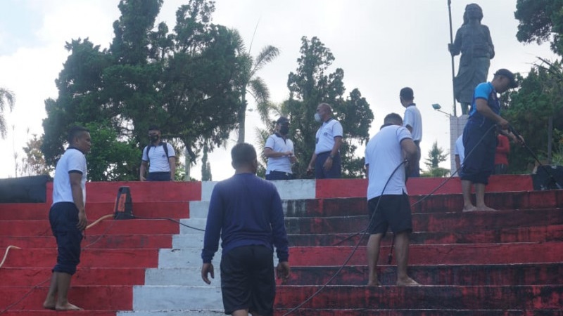 Lantamal IX Ambon Bersihkan Monumen Pahlawan Martha Christina Tiahahu