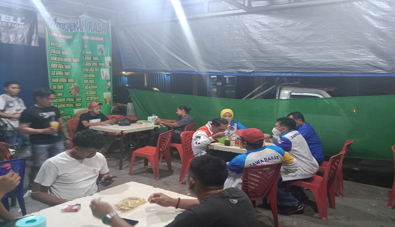 Makan Pecel Lele Kaki Lima di Arena PON XX Papua, Ridwan Kamil: Yang Penting Kebersamaan  