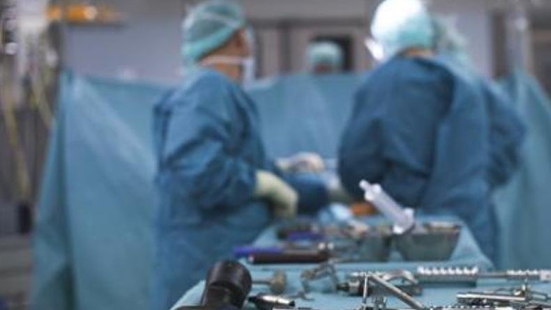 Berhenti dari Miras,  Pria Ini Gemar Telan Paku dan Baut