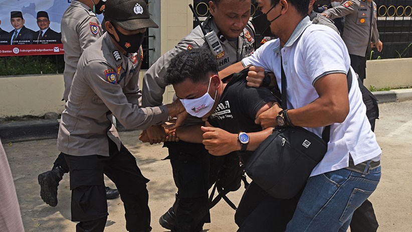 Aksi HUT Banten Diwarnai Bentrokan, Sejumlah Mahasiswa Ditangkap Polisi - Bagian 3