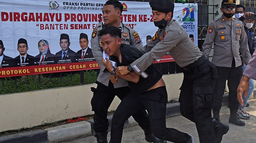 Aksi HUT Banten Diwarnai Bentrokan, Sejumlah Mahasiswa Ditangkap Polisi - Bagian 2
