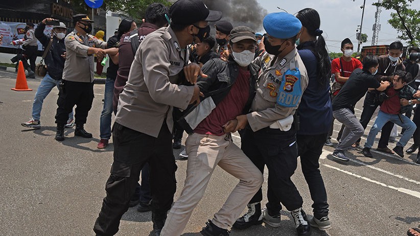Aksi HUT Banten Diwarnai Bentrokan, Sejumlah Mahasiswa Ditangkap Polisi - Bagian 1