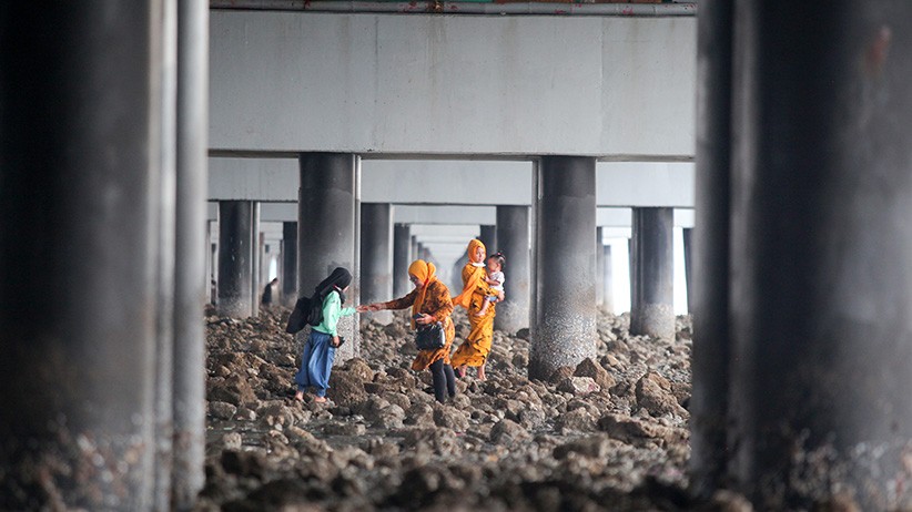 Jembatan Suramadu Jadi Wisata Alternatif Warga Surabaya - Bagian 2