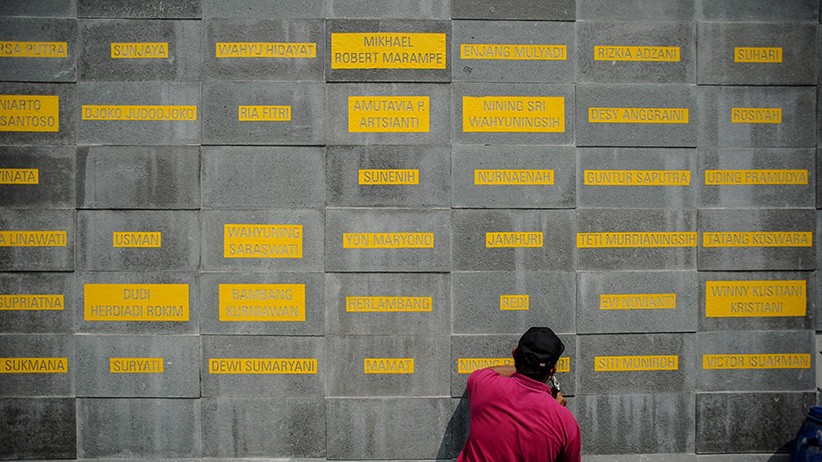 Nama Tenaga Kesehatan yang Gugur Melawan Covid-19 Dipahat di Monumen Gasibu - Bagian 1