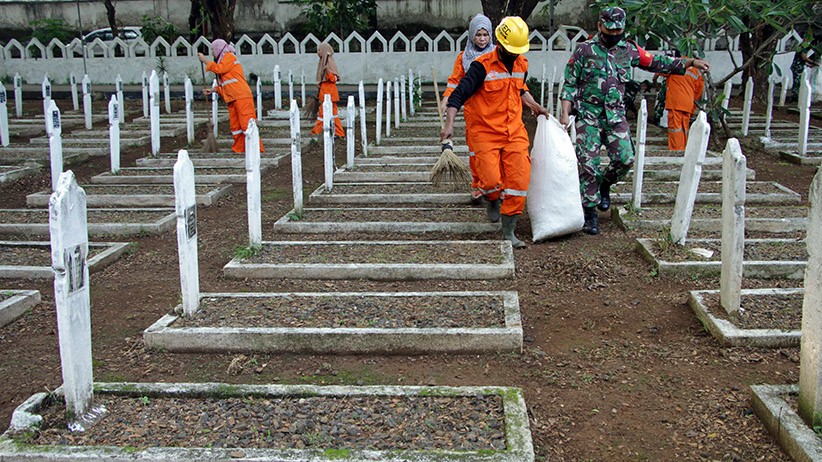 Aksi Bersih-Bersih Taman Makam Pahlawan Jelang HUT ke-76 TNI - Bagian 1