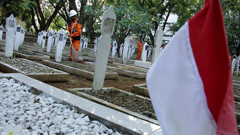 Aksi Bersih-Bersih Taman Makam Pahlawan Jelang HUT ke-76 TNI - Bagian 2