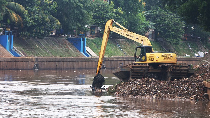 Gerebek Lumpur Waduk dan Sungai Antisipasi Banjir Jakarta - Bagian 5