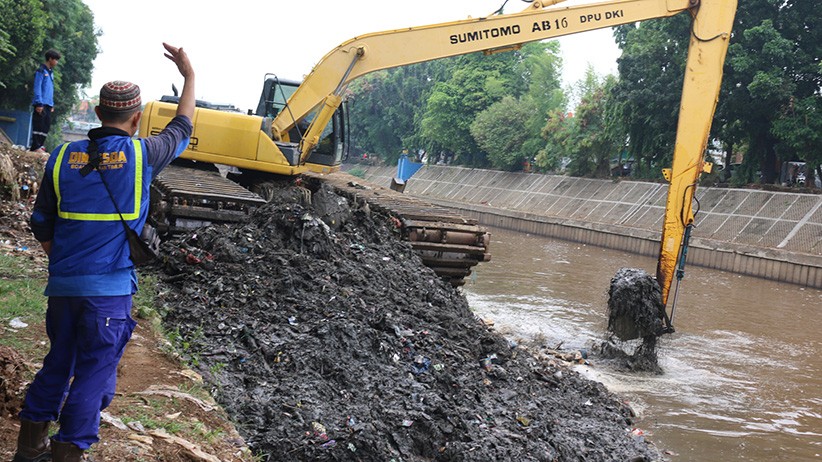 Gerebek Lumpur Waduk dan Sungai Antisipasi Banjir Jakarta - Bagian 4