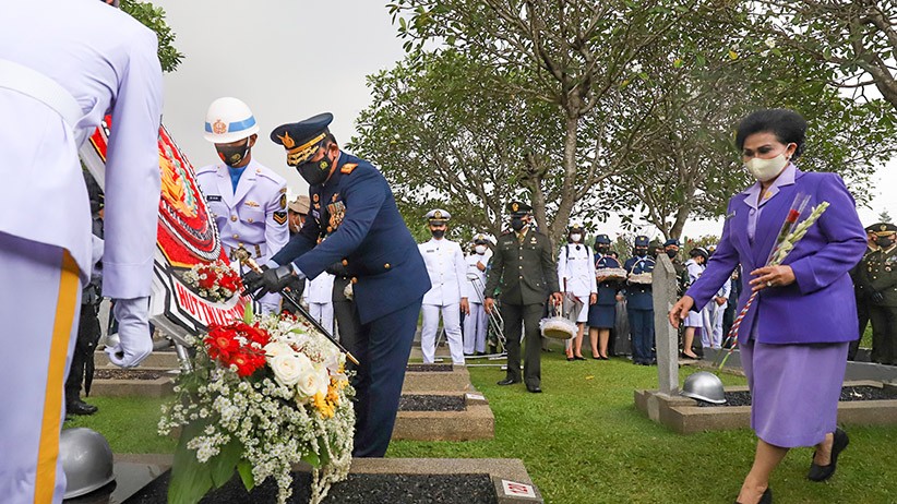 Di Bawah Guyuran Hujan Deras, Panglima TNI Pimpin Upacara Ziarah Nasional - Bagian 3