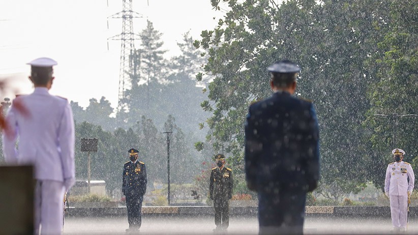 Di Bawah Guyuran Hujan Deras, Panglima TNI Pimpin Upacara Ziarah Nasional - Bagian 5