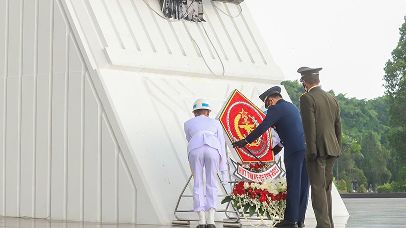 Di Bawah Guyuran Hujan Deras, Panglima TNI Pimpin Upacara Ziarah Nasional - Bagian 4