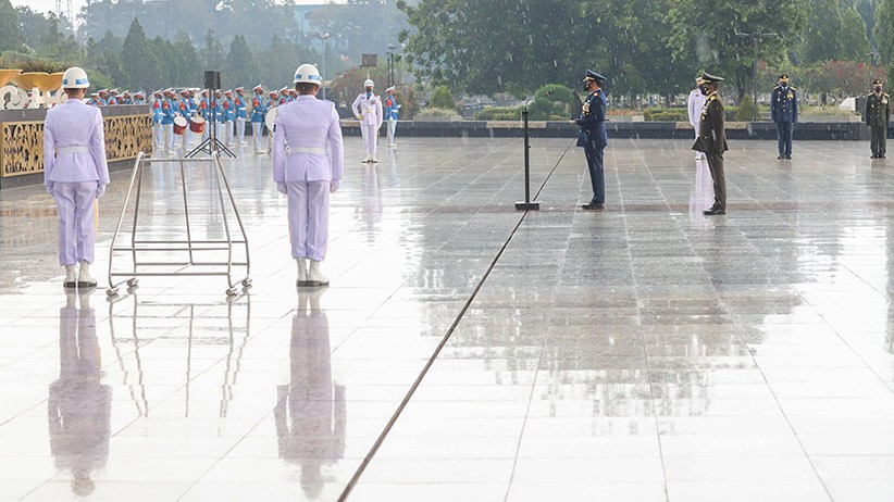 Di Bawah Guyuran Hujan Deras, Panglima TNI Pimpin Upacara Ziarah Nasional - Bagian 1