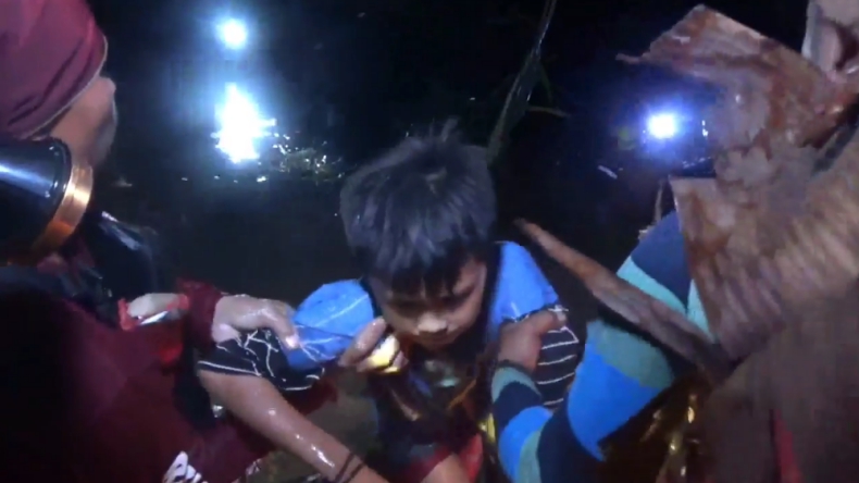 3 Jam Pegangan Pohon, Ibu dan Anak di Luwu Selamat dari Banjir Bandang