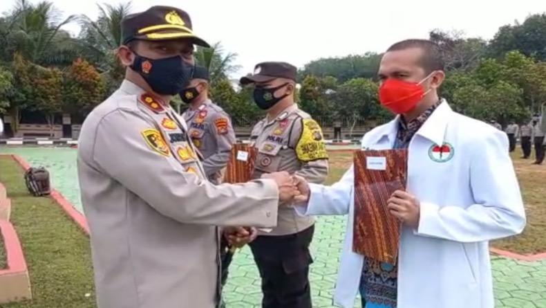 Bhabinkamtibmas Dan Nakes Di Bangka Selatan Dapat Penghargaan Vaksin ...