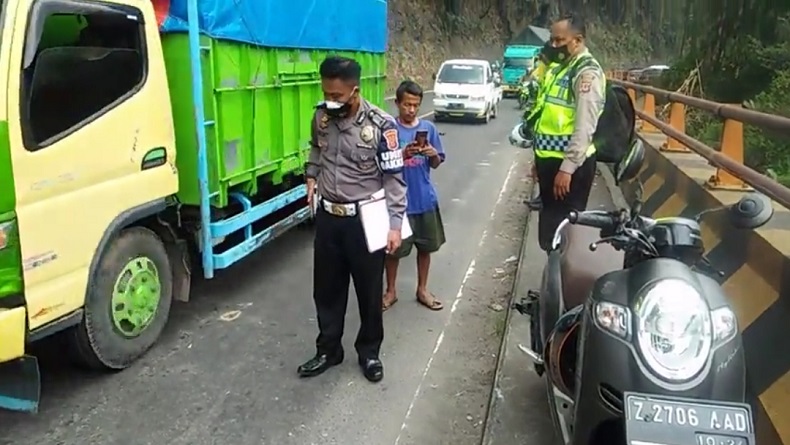 Pengendara Motor Tewas Terlindas Truk di Cadas Pangeran Sumedang